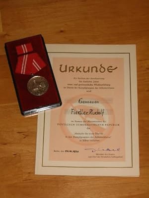 Medaille für 15 Jahre treue Dienste in den Kampfgruppen der Arbeiterklasse der DDR in Silber aus ...