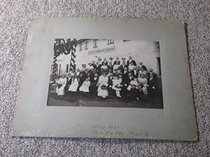 Kartoniertes Hochzeitsfoto vorm Gasthof Erblehngericht Somsdorf 1913,