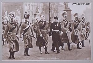 Kaiser Wilhelm II. mit seinen sechs Söhnen (am Sonntag vor dem Berliner Schloß auf dem Weg zur Me...