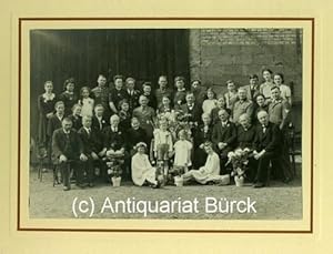 Ohne Titel (Gruppenaufnahme einer Familienfeier, wohl zur Goldenen Hochzeit). Originalphotographi...