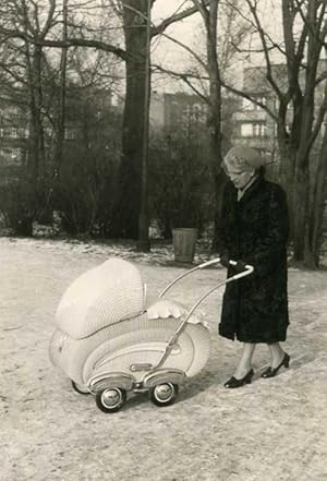 Oma mit dem Kinderwagen.