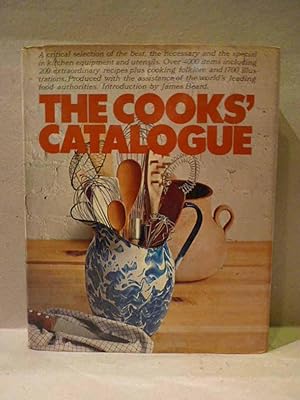 Immagine del venditore per The cook's catalogue. A critical selection of the best, the necessary and the special in kitchen equipment and utensils. Over 4000 items including 200 extraordinary recipes plus cooking folklore and. venduto da Libreria de Antano (ILAB & ABA Members)