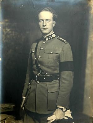 Halbportrait nach viertellinks in Uniform. Großer originaler Fotoabzug, aufgenommen von dem Fotog...