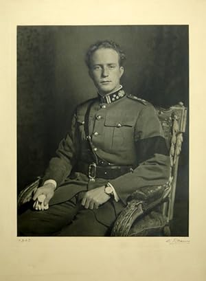Dreiviertelportrait in einem Stuhl in Uniform. Photographie von Charles Rhein (wohl in einem foto...