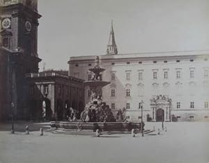 Hofbrunnen mit der Redisenz in Salzburg. Original-Fotografie, Albuminpapier, nicht auf Karton. Ve...