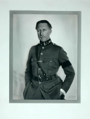 Halbportrait in Uniform. Photographie von Charles Rhein (wohl in einem fotografischen Lichtdruckv...
