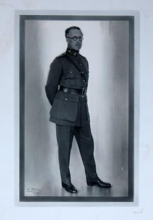 Ganzfigur in Uniform. Photographie von Charles Rhein (wohl in einem fotografischen Lichtdruckverf...