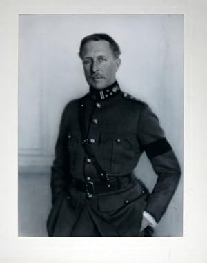 Halbportrait in Uniform. Photographie von Charles Rhein (wohl in einem fotografischen Lichtdruckv...