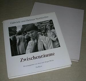 Bild des Verkufers fr ZWISCHENRUME. Menschen in Berlin 1973 - 1982. Mit einem Text von Michael Zimmermann. zum Verkauf von ANTIQUARIAT TINTENKILLER