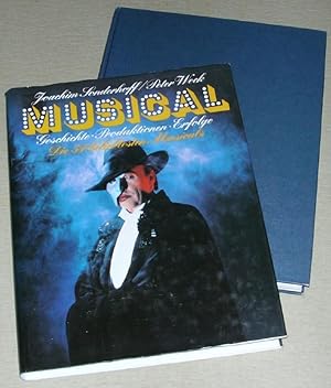 Bild des Verkufers fr MUSICAL. Geschichte / Produktionen / Erfolge. Die 54 beliebtesten Musicals. zum Verkauf von TINTENKILLER
