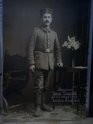 Imagen del vendedor de Groe Originalfotographie eines Soldaten aus dem Ersten Weltkrieg. a la venta por Ottmar Mller