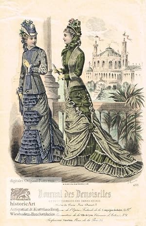 Zwei Damen in eleganten Ausgehkleidern mit Hut und Fächer auf einem Balkon mit Blick auf Parkanla...