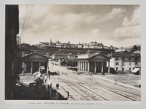 Bild des Verkufers fr Zur Erinnerung (Deckeltitel). Album mit 13 Originalfotografien (Gelatineentwicklerpapier auf Karton; davon 12 Aufnahmen des Photostudios Taramelli mit einbelichtetem Titel u. Verlagsnummer). Bergamo, 1906. Je ca. 20 x 27 cm. Quer.-Fol. Lwd. ber Holzdeckeln d. Zt. mit goldgepr. Deckeltitel. zum Verkauf von Antiquariat Johannes Mller