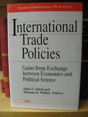 Bild des Verkufers fr International Trade Policies: Gains from Exchange Between Economics and Political Science zum Verkauf von PsychoBabel & Skoob Books