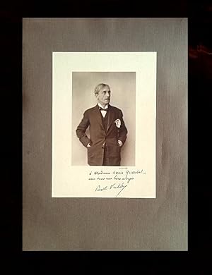 Photographie. Porträt Valéry, stehend, mit beiden Händen in den Taschen seines Jacketts.