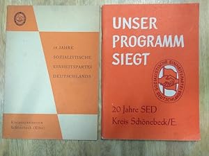 Imagen del vendedor de 15 Jahre Sozialistische Einheitspartei Deutschlands Kreisorganisation Schnebeck (Elbe). - Und: Unser Programm siegt. 20 Jahre SED Kreis Schnebeck/E. a la venta por NORDDEUTSCHES ANTIQUARIAT