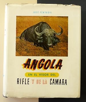 Angola en el visor de la cámara y el rifle