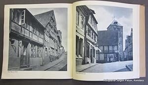 Imagen del vendedor de Stade. (Vorwort, in deutsch und englisch, von Ascan Kle Gobert). Hamburg, Waldemar Heldt Verlag, 1946. Kl.-4to. 12 S. u. 32 ganzseitige fotografische Abbildungen. Or.-Umschlag; gebrunt, Rcken mit kl. Lsuren. (Reizvolle Unterelbe, 1). a la venta por Jrgen Patzer