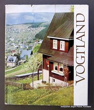 Image du vendeur pour Vogtland. 2., neu bearbeitete Auflage. Leipzig, Brockhaus, 1964. Kl.-4to. 188 S. mit zahlreichen, meist ganzseitigen Abbildungen nach Fotografien. Or.-Lwd. mit Schutzumschlag; dieser mit Gebrauchsspuren. mis en vente par Jrgen Patzer