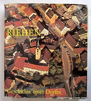 Bild des Verkufers fr Zur Feier der 450jhrigen Zugehrigkeit Riehens zu Basel, 1522-1972. Riehen, Schudel, 1972. 4to. Mit zahlreichen, teils farbigen Karten u. Plnen (lose in Mappe) sowie fotograf. Abbildungen u. Illustrationen. 420 S. Or.-Lwd. mit Schutzumschlag; dieser mit Gebrauchsspuren, Zellophanierung tlw. gelst. (ISBN 3858957216). zum Verkauf von Jrgen Patzer