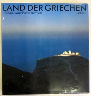 Bild des Verkufers fr Land der Griechen. Zrich, Artemis, 1981. Fol. Mit 124 ganzseitigen schwarzweien u. farbigen Abbildungen nach Fotografien von Michael Ruetz. 204 S. Blauer Or.-Lwd. mit Schutzumschlag; Umschlag mit wenigen Druckspuren. (ISBN 3760805175). zum Verkauf von Jrgen Patzer