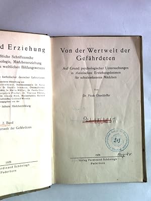 Imagen del vendedor de Von der Wertwelt der Gefhrdeten. Auf Grund psychologischer Untersuchungen in rheinischen Erziehungsheimen fr schulentlassene Mdchen. Frau und Erziehung, 2. Band. a la venta por Antiquariat Bookfarm