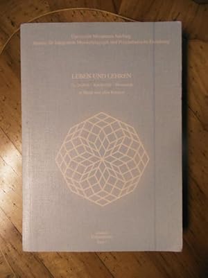 Imagen del vendedor de Leben und Lehren. Zu Qualitt-Kreativitt-Humanitt in Musik und allen Knsten. Universitt Mozarteum Salzburg. Institut fr integrative Musikpdagogik und ploysthetische Erziehung. a la venta por Buchhandlung Neues Leben