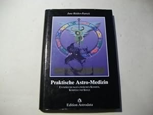 Imagen del vendedor de Praktische Astro-Medizin. Entsprechungen zwischen Kosmos, Krper und Seele. a la venta por Ottmar Mller