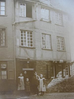 CPA Photographie Une Famille devant une maison à colombage