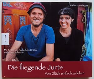 Bild des Verkufers fr Die fliegende Jurte. Vom Glck einfach zu leben. Mit Texten von Nadja Schotthfer und David Schuster. Mit zahlr. Fotos zum Verkauf von Der Buchfreund