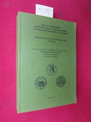 Bild des Verkufers fr Ressourcenknappheit und Erhaltung der Lebensgrundlage - Die Herausforderung fr die Zukunft. Symposium am 12. u. 13. Dezember 1996. Gemeinsame Veranst. der Agrarfakultten der HUB , Universitt Hohenheim , Universitt Gttingen. zum Verkauf von Versandantiquariat buch-im-speicher