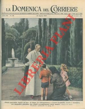 Il papa, in villeggiatura a Castel Gandolfo, riceve e benedice due bimbi accompagnati dalla madre.