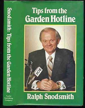 Immagine del venditore per Tips From the Garden Hotline venduto da Between the Covers-Rare Books, Inc. ABAA