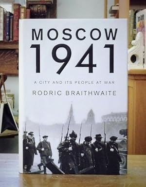 Imagen del vendedor de Moscow 1941 A City and Its People At War, a la venta por Back Lane Books