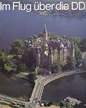 Immagine del venditore per Im Flug �ber die DDR. Luftbildfotografie. Text: Werner Rietdorf; Horst Baeseler. venduto da Fundus-Online GbR Borkert Schwarz Zerfa�