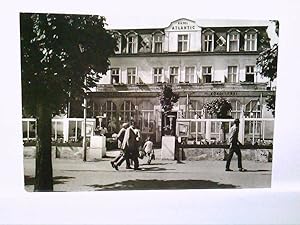 Ak Ostseebad Bansin/Usedom, Partie vor dem Hotel Atlantic, Personen, Gebäudeansicht, 1977, Echt F...