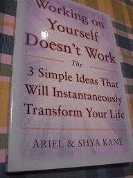 Bild des Verkufers fr Working on Yourself Doesn`t Work The 3 simple Ideas that will instantaneously transform your life zum Verkauf von Alte Bcherwelt