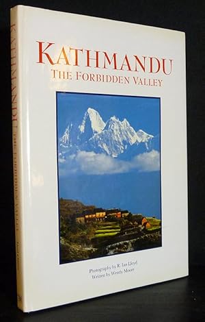 Bild des Verkufers fr Kathmandu. The Forbidden Valley. Photography by R. Ian Lloyd. Written by Wendy Moore. Edited by Joseph R. Yogerst. zum Verkauf von Antiquariat Kretzer