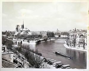 Imagen del vendedor de Birdseye view of the Seine with Notre Dame. a la venta por Wittenborn Art Books