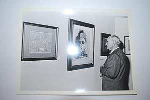 El poeta J. V. Foix en la exposición de Picasso en la Sala Gaspar de Barcelona. Fotógrafo A. Orzaez