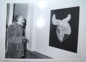 Josep Palau Fabra observando la pintura de Picasso. Fotógrafo Antonio Orzaez. Año 80'