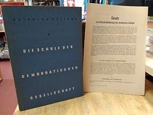 Bild des Verkufers fr Die Schule der demokratischen Gesellschaft. - Dabei: Gesetz zur Demokratisierung der deutschen Schule. Schwerin, den 23. Mai 1946. Der Prsident des Landes Mecklenburg-Vorpommern, gez. Hcker . 4 Seiten Text, Faltblatt. zum Verkauf von NORDDEUTSCHES ANTIQUARIAT