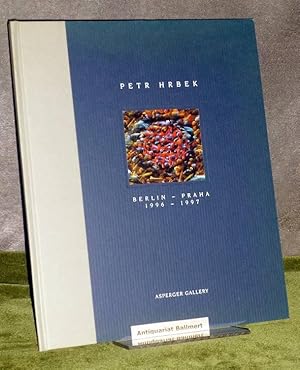 Bild des Verkufers fr Petr Hrbek, Berlin - Praha, 1996 - 1997. SIGNIERT von Petr Hrbek. Beiliegend eine handgeschriebene Karte mit angeklebter Visitenkarte, an eine Galerie. zum Verkauf von Antiquariat Ballmert