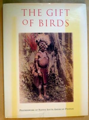 Immagine del venditore per The Gift of Birds. Featherwork of Native South American Peoples (University Museum Monograph, 75) venduto da Antiquariat Bernhard