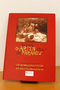 Bild des Verkufers fr In jedem Garten liegt ein Paradies - Spiel-Pltze in Kindergrten zum Verkauf von AMSELBEIN - Antiquariat und Neubuch