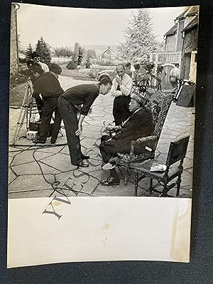 PHOTOGRAPHIE MICHEL SIMON SUR LE TOURNAGE DE "SIMENON" DE JEAN-FRANCOIS HAUDUROY-STUDIO JACQUES C...