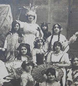 Photographie ancienne enfants et jeunes filles carnaval fête costumée