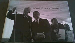 Imagen del vendedor de Looking at South-Africa [sic] 1994-2004 a la venta por Chapter 1