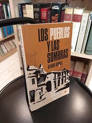 Imagen del vendedor de Los pueblos y las sombras a la venta por Libros Antuano