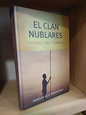 Imagen del vendedor de El clan nublares a la venta por Libros Antuano